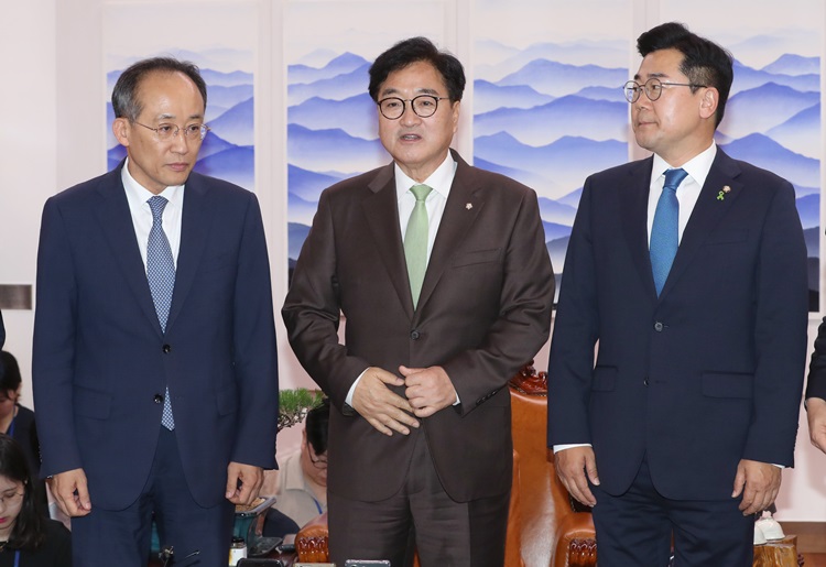 더불어민주당이 31일 임명된 이진숙 방송통신위원장에 대한 탄핵소추안을 내달 1일 발의하고, 국회 법제사법위원회는 내달 14일 '검사 탄핵'과 관련한 청문회를 열기로 하면서 8월 국회도 여야의 강 대 강 대치가 이어질 전망이다. 사진은  우원식 국회의장이 지난 16일 오후 국회 의장실에서 여야 원내대표와 회동하고 있는 모습. 왼쪽부터 추경호 국민의힘 원내대표, 우 의장, 박찬대 민주당 원내대표. / 뉴시스