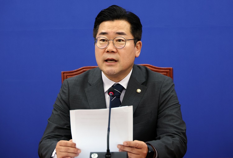 박찬대 더불어민주당 당 대표 직무대행 겸 원내대표가 1일 오전 국회에서 열린 정책조정회의에서 발언하고 있다. / 뉴시스