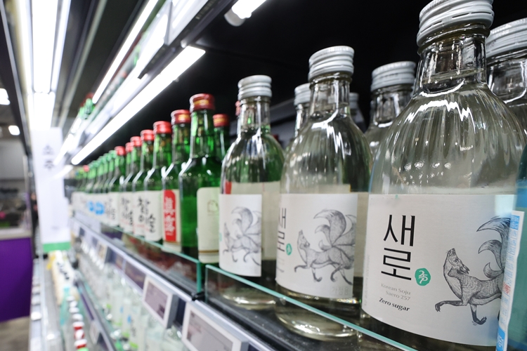 롯데칠성음료가 올해 2분기 매출액 1조992억원, 영업이익 602억원을 기록했다고 잠정 공시했다. 특히 분기 매출액이 1조원을 돌파해 이목이 쏠렸다. / 뉴시스