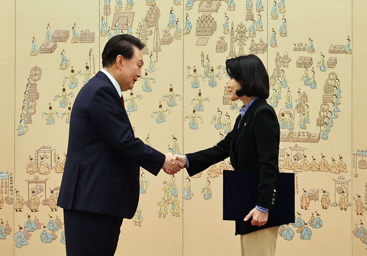 윤석열 대통령이 1일 서울 용산 대통령실 청사에서 열린 방송통신위원장(방통위원장) 임명장 수여식에서 이진숙 방통위원장에게 임명장을 수여 후 악수하고 있다. / 뉴시스