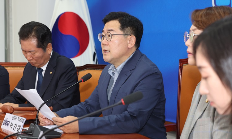 박찬대 더불어민주당 대표 권한대행 겸 원내대표가 2일 오전 국회에서 열린 최고위원회의에서 발언하고 있다. / 뉴시스