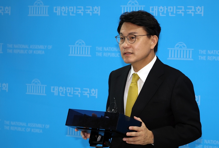 윤상현 국민의힘 의원이 미국 연방준비제도의 금리 인하 가능성 시사에 우리 측의 선제적 금리 인하를 요구했다. / 뉴시