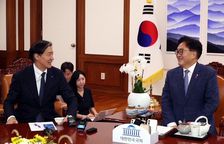 우원식 국회의장이 2일 오전 국회의장 집무실을 예방한 조국 조국혁신당 대표와 면담을 나누고 있다. / 뉴시스