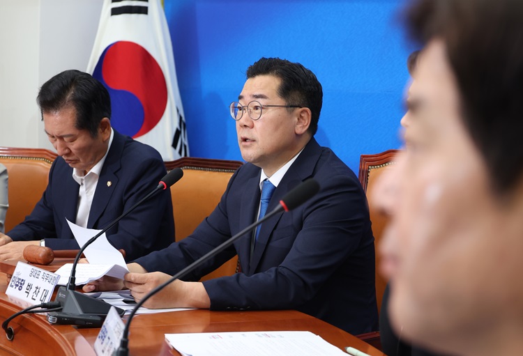 박찬대 더불어민주당 대표 직무대행 겸 원내대표가 5일 국회에서 열린 당 최고위원회의에서 발언하고 있다. / 뉴시스