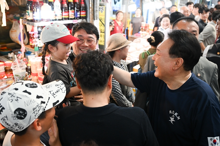 윤석열 대통령이 휴가 첫날인 지난 5일 경남 통영중앙시장을 방문, 어린이와 인사나누고 있다. / 대통령실 제