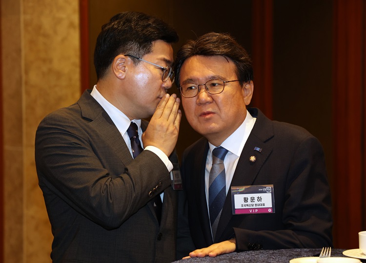 더불어민주당과 조국혁신당이 한동훈 국민의힘 대표를 향해 '채상병 특검법', '채상병 사망사건 관련 국정조사', '민생입법 논의 테이블 구성'과 관련한 답변을 요구하며 본격적인 압박에 나선 모습이다. 사진은 박찬대 민주당 당 대표 직무대행 겸 원내대표, 황운하 조국혁신당 원내대표가 지난 6월 26일 서울 중구 롯데호텔에서 열린 2024 경향포럼에서 대화하고 있는 모습. / 뉴시스