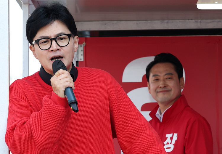 한동훈 국민의힘 당대표가 지난 4월 7일 비상대책위원장으로 충남 서천군 서천특화시장 앞에서 열린 ‘국민의힘으로 보령 서천 살리기’ 지원유세에서 당시 보령시 서천군 후보로 나선 장동혁 국민의힘 수석최고위원의 지지를 호소하고 있는 모습.  /뉴시스