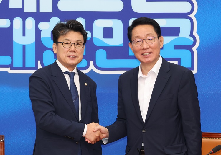 김상훈(오른쪽) 국민의힘 정책위의장이 7일 국회 더불어민주당 회의실을 찾아 진성준 민주당 정책위의장을 예방, 악수하고 있다. / 뉴시스