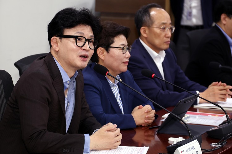 한동훈 국민의힘 대표가 7일 오후 서울 여의도 국회 의원회관 간담회의실에서 열린 노동약자 지원과 보호를 위한 제도개선 토론회에서 발언하고 있다.  /뉴시스