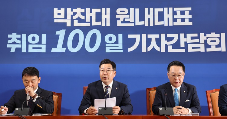 박찬대 더불어민주당 대표 권한대행 겸 원내대표가 8일 오전 국회에서 열린 취임 100일 기자간담회에서 발언하고 있다. / 뉴시스
