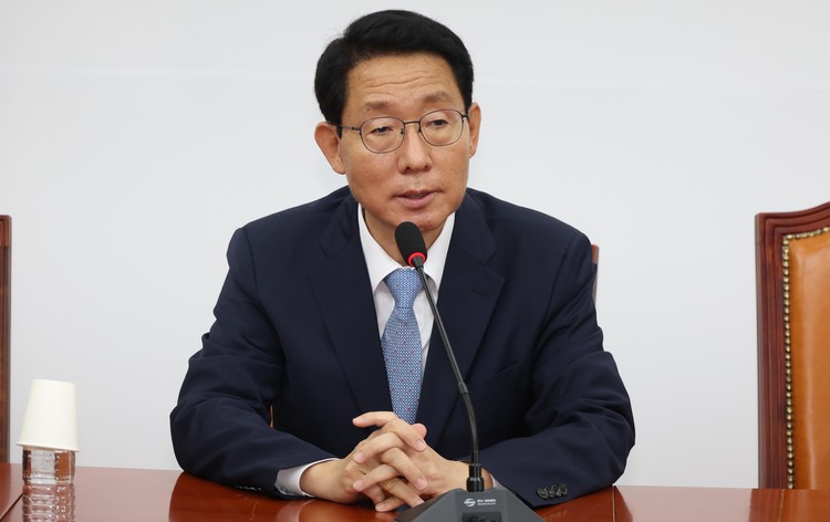 김상훈 국민의힘 정책위의장이 2일 오전 서울 여의도 국회에서 열린 기자간담회에서 취재진의 질문에 답변을 하고 있다.  /뉴시스