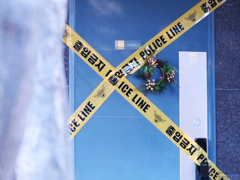 2023년 2월 8일 오전, 온몸에 멍이 든 열한 살 초등학생이 숨진 채 발견됐다. 최근 대법원은 살인의 고의가 인정된다며 계모에 대해 아동학대치사죄가 아닌 ‘아동학대살해죄’로 판단했다. 사진은 사건이 발생한 현장에 폴리스 라인이 설치돼 있는 모습. / 뉴시스