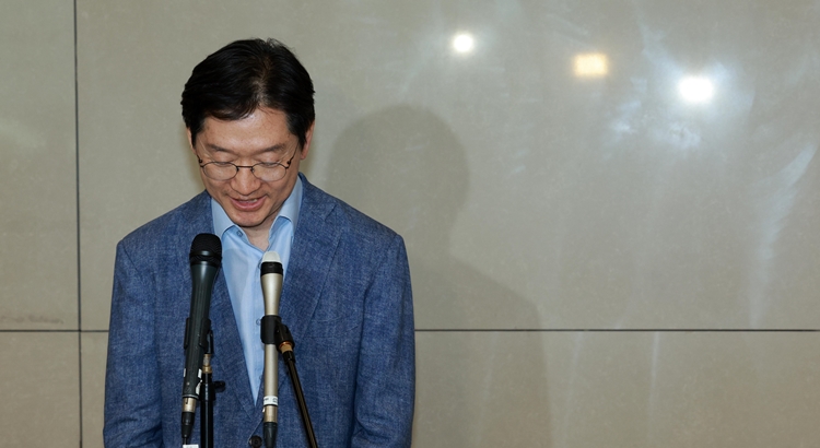 영국에서 체류 중인 김경수 전 경남도지사가 지난 5월 19일 오후 인천국제공항 제2여객터미널을 통해 귀국해 취재진 질문에 답변하고 있다. 김 전 지사는 오는 23일 경남 김해 봉하마을에서 열릴 고 노무현 전 대통령 서거 15주기 추도식 참석을 위해 국내로 잠시 돌아왔다. / 뉴시스