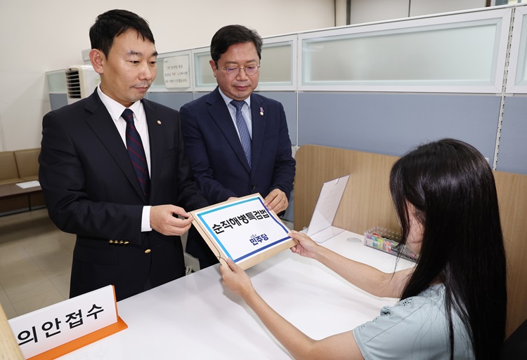 더불어민주당 김용민 원내정책수석부대표와 김승원 법제사법위원회 간사가 8일 오후 국회 의안과를 찾아 '순직해병특검법안'을 제출하고 있다. / 뉴시스