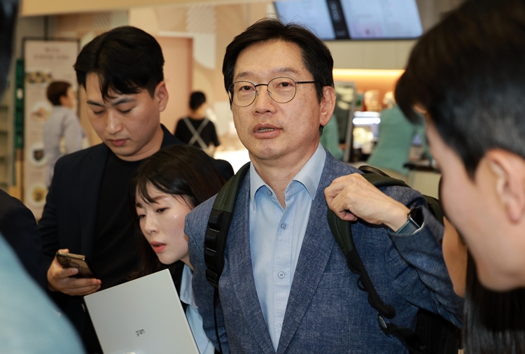 법무부 사면심사위원회가 이번 광복절 특별사면 및 복권 대상자에 김경수 전 경남도지사를 포함한 것으로 알려졌다. 김두관 더불어민주당 당 대표 후보는 즉각 환영의 뜻을 밝혔다. / 뉴시