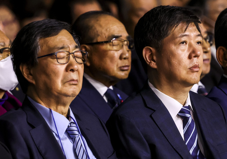 김대중 전 대통령의 차남 깁홍업 김대중평화센터 이사장(왼쪽)과 삼남 김홍걸 전 더불어민주당 의원(오른쪽)이 지난 1월 6일 경기 고양시 킨텍스에서 열린 김대중 탄생 100주년 기념식 '하나로 미래로'에 참석해 있다.  /뉴시스