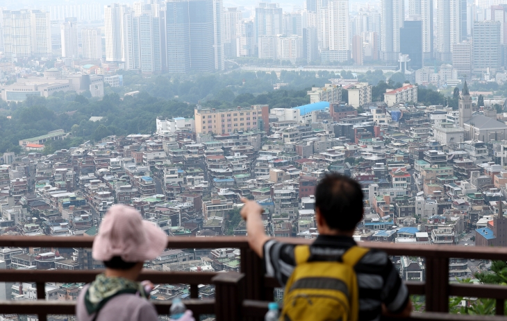 지난 8일 정부서울청사에서 주재된 ‘제8차 부동산 관계장관회의’에서 최상목 부총리 겸 기획재정부 장관은 “주택공급 확대방안을 통해 향후 6년간 서울을 포함한 수도권에 총 42만7,000호 이상의 주택과 신규 택지를 공급할 예정”이라고 밝혔다. 사진은 대한민국의 빌라 전경. / 뉴시스