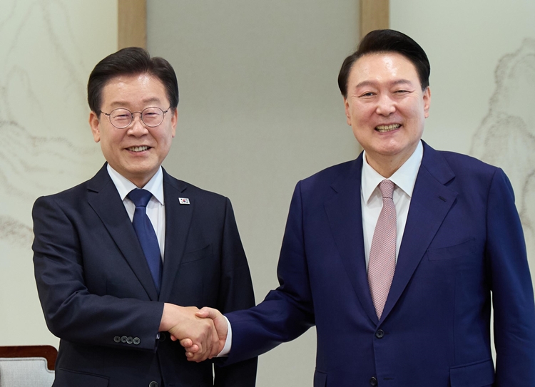 윤석열 대통령과 더불어민주당 이재명 당시 대표가 지난 4월 29일 서울 용산 대통령실 집무실에서 열린 영수회담에서 악수하고 있다. / 대통령실 제공