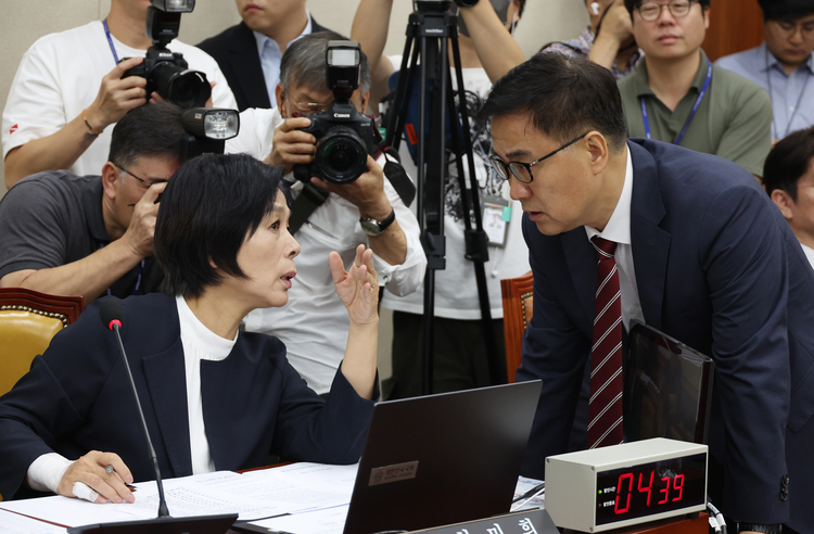 국회 과방위 최민희 위원장과 최형두 국민의힘 간사가 9일 서울 여의도 국회에서 열린 제3차 과학기술정보방송통신위원회의 불법적 방문진 이사 선임 등 방송장악 관련 청문회에서 대화하고 있다.  /뉴시스