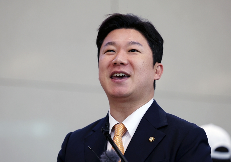 전 사격 국가대표인 진종오 국민의힘 의원이 지난 7일 오후 인천국제공항 제2여객터미널에서 열린 2024 파리 올림픽 사격 국가대표 환영행사에서 환영사하고 있다. / 뉴시스