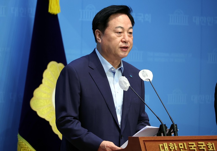 김두관 더불어민주당 당 대표 후보가 12일 오전 국회 소통관에서 열린 '윤석열 대통령 임기 단축 위한 국민대연합 구성 제안' 기자회견에서 발언을 하고 있다. / 뉴시스