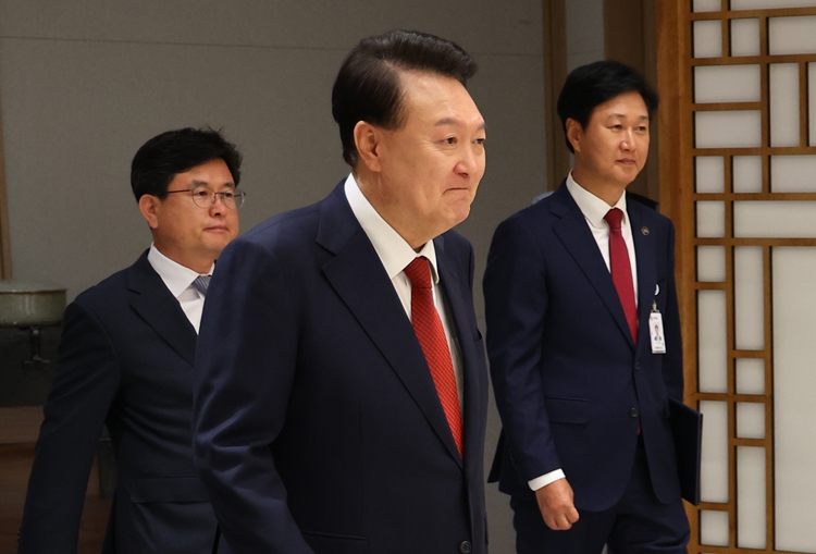 윤석열 대통령이 12일 서울 용산 대통령실 청사에서 열린 경찰청장 임명장 수여식에 입장하고 있다. / 뉴시스 