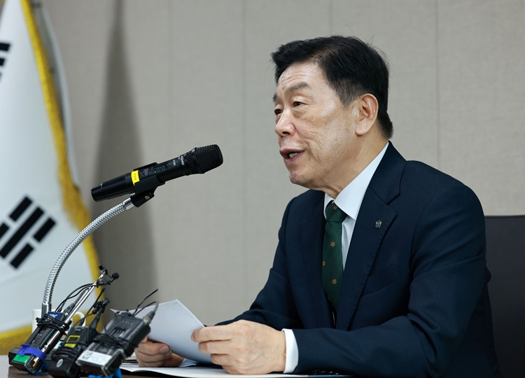 김형석 독립기념관장이 12일 서울 용산구 서울지방보훈청에서 광복절 경축식 취소 및 뉴라이트 성향 관련 기자회견을 하고 있다. / 뉴시스