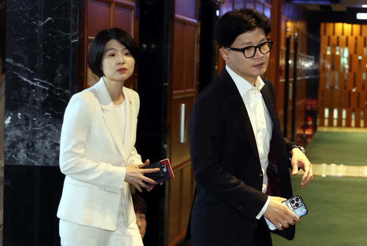 한동훈 국민의힘 대표와 한지아(왼쪽) 수석대변인이 지난 12일 오후 서울 여의도의 한 식당에서 열린 4선 의원과의 오찬회동에 참석하고 있다.  /뉴시스