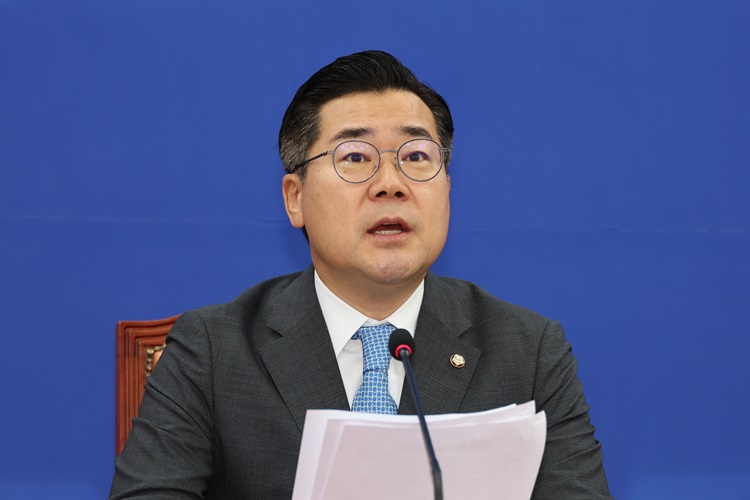 박찬대 더불어민주당 대표 권한대행 겸 원내대표가 13일 오전 국회에서 열린 정책조정회의에서 발언하고 있다. / 뉴시스