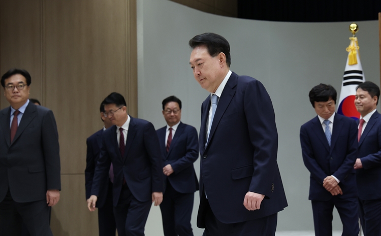 외교·안보라인을 전격 교체한 윤석열 대통령의 인사에 야권의 비판이 거세다. 특히 윤 대통령의 측근으로 불리는 김용현 경호처장을 신임 국방부 장관 후보자로 지명한 것을 두고 야권은 회전문 인사라며 비판의 목소리를 높이고 있다. / 뉴시스 