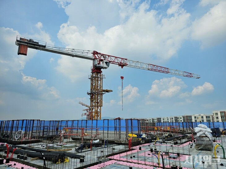 통계청이 14일 발표한 ‘2024년 7월 고용동향’에 따르면 ‘건설업’ 취업자 수는 지난달 7월 기준 201만4,000명으로 지난해 동월 대비 8만1,000명 줄어든 것으로 나타났다. 사진은 대한민국의 건설현장./ 사진=이강우 기자