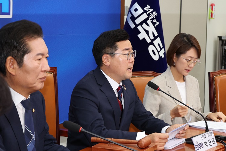 박찬대 더불어민주당 대표 권한대행 겸 원내대표가 14일 오전 국회에서 열린 최고위원회의에서 발언하고 있다. / 뉴시스