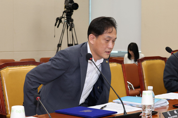 김태규 방송통신위원장 직무대행이 14일 오전 서울 여의도 국회에서 열린 과학기술정보방송통신위원회 전체회의 불법적 방문진 이사 선임 등 방송장악 관련 2차 청문회에 참석해 자리에 앉고 있다.  /뉴시스