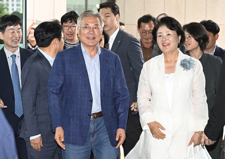 문재인 전 대통령이 18일 서울 송파구 올림픽공원 KSPO돔에서 열린 더불어민주당 전당대회에 보낸 축사 영상에서 민주당의 지지층 확장을 당부했다. 사진은 지난 6월 19일 문 전 대통령 부부가 강기정 광주시장 부부와 임윤찬 피아노 리사이틀 공연 관람을 위해 광주예술의전당에 들어서고 있는 모습. / 뉴시스