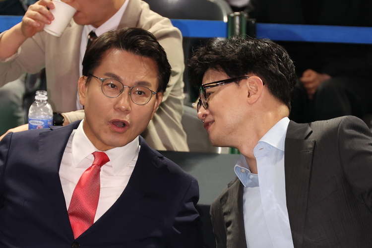 윤상현 국민의힘 의원(왼쪽)과 한동훈 국민의힘 당 대표(오른쪽)가 당 대표 후보로 나서 당권경쟁을 펼치던 지난달 17일 경기 고양 소노 아레나에서 열린 제4차 전당대회 서울·인천·경기·강원 합동연설회에서 대화하고 있는 모습.  /뉴시스