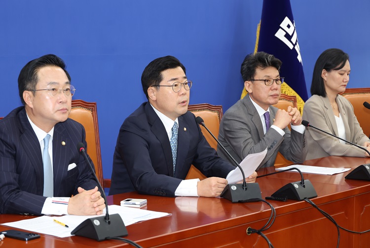 박찬대 더불어민주당 원내대표가 20일 국회에서 열린 당 원내대책회의에서 발언하고 있다. / 뉴시스