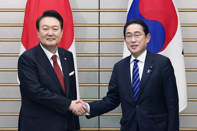 윤석열 대통령과 기시다 후미오 일본 총리가 지난해 3월 16일 도쿄 총리 관저에서 열린 한일 확대정상회담에서 악수하고 있다. / 뉴시스 