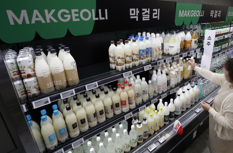 기획재정부가 발표한 2024년 세법개정안에 탁주 기준 완화 내용이 담겼다. 최근 주류 업계서는 이와 관련된 찬반 논란이 일고 있어 이목이 쏠렸다. / 뉴시스