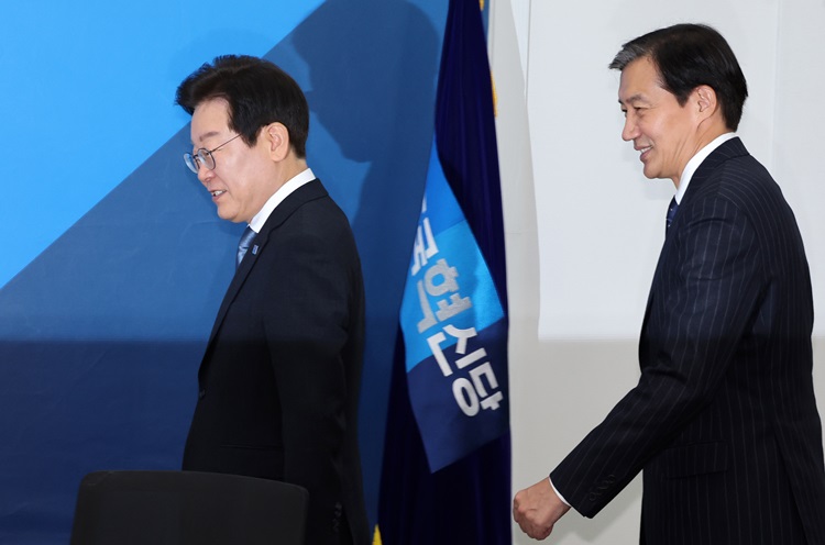 더불어민주당과 조국혁신당(혁신당)이 오는 10월 ‘호남 주도권’을 놓고 격돌할 예정이다. 사진은 민주당 이재명 대표가 21일 오후 국회에서 혁신당 조국 대표를 예방해 함께 자리로 향하고 있는 모습. / 뉴시스