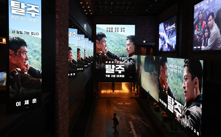 7월 한국 영화 매출액 및 관객수가 팬데믹 이전 수준을 회복했다. 사진은 서울 시내 한 영화관에 걸린 ‘탈주’ 포스터. / 뉴시스  