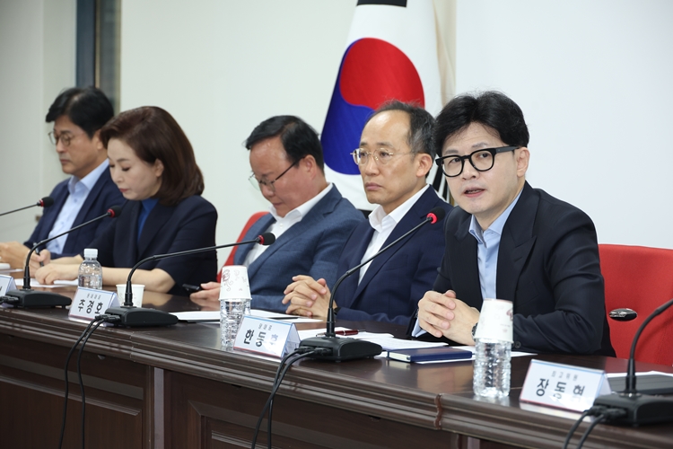 한동훈 국민의힘 대표가 22일 서울 여의도 당사에서 열린 최고위원회의에서 발언하고 있다. / 뉴시스