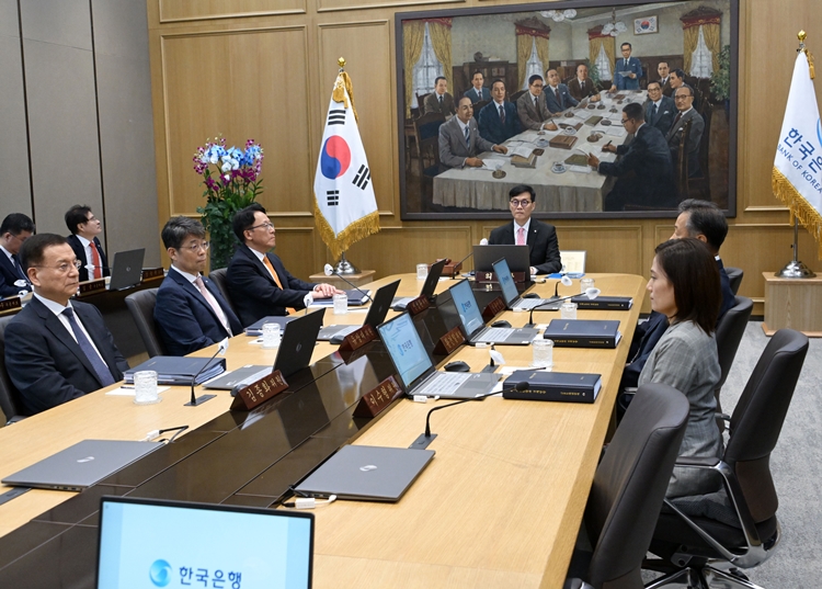 한국은행이 22일 기준금리를 13회 연속 동결했다. 사진은 이날 이창용 한국은행 총재가 이날 오전 서울 중구 한국은행 본관에서 금융통화위원회 본회의를 주재하고 있는 모습. / 뉴시스·사진공동취재단 