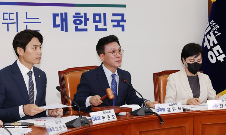 김민석(가운데) 더불어민주당 수석 최고위원이 23일 오전 국회에서 열린 최고위원회의 속개 선언을 하며 의사봉을 두드리고 있다. 이재명 대표는 지난 22일 코로나19 확진 판정을 받고 공식 일정을 취소한 채 자가격리에 들어갔다. / 뉴시스