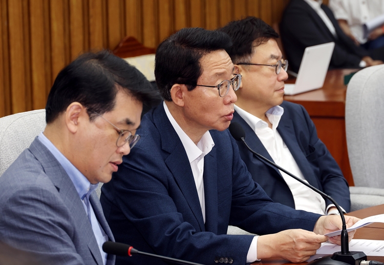 김상훈 국민의힘 정책위의장이 23일 오전 서울 여의도 국회에서 열린 원내대책회의에서 발언하고 있다. / 뉴시스