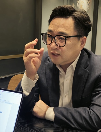 김현성 대표는 "마차를 아무리 길게 연결해도 기차가 되지 않는다"는 경제학자 슘페터의 말을 인용하며 디지털 수요를 위한 혁신의 중요성을 강조했다. / 시사위크