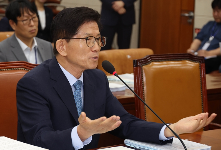 김문수 고용노동부 장관 후보자가 26일 서울 여의도 국회에서 열린 제2차 환경노동위원회 국무위원 후보자 인사청문회에서 의원들의 질의에 답변하고 있다. / 뉴시스