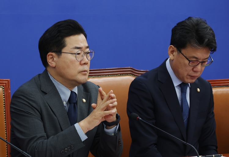 박찬대 더불어민주당 원내대표가 27일 서울 여의도 국회에서 열린 당 원내대책회의에서 김문수고용노동부 장관 후보자의 사퇴를 촉구했다. / 뉴시