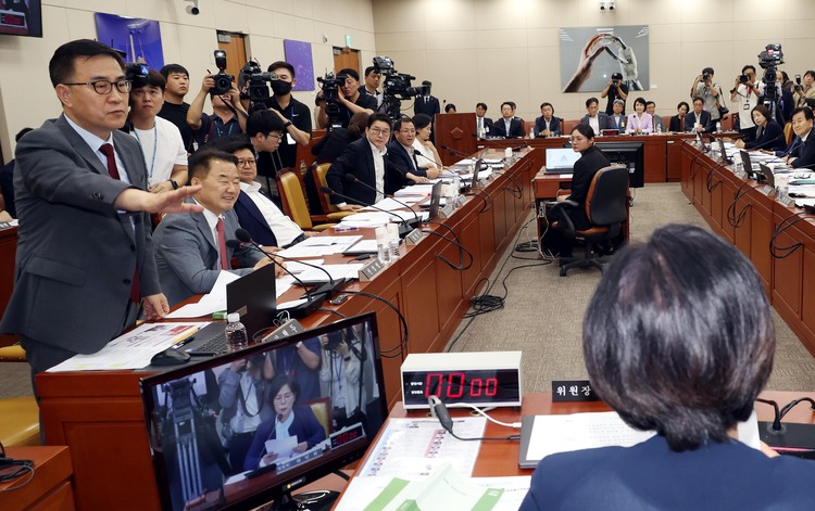 최형두(왼쪽) 국민의힘 과방위 간사가 지난 14일 오후 서울 여의도 국회에서 열린 과학기술정보방송통신위원회 전체회의 불법적 방문진 이사 선임 등 방송장악 관련 2차 청문회에서 '김태규 방송통신위원장 직무대행 증언 거부 고발 안건 상정'에 대해 항의하고 있다.  /뉴시스