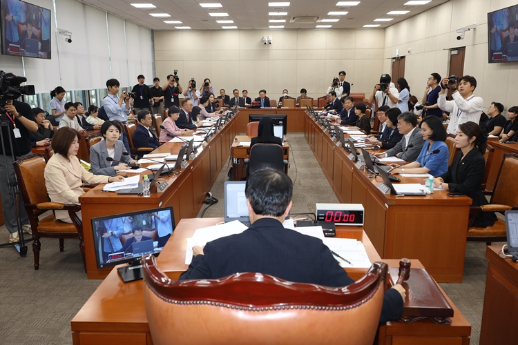 박주민 국회 보건복지위원장이 28일 서울 여의도 국회에서 열린 제4차 보건복지위원회 전체회의를 주재하고 있다. / 뉴시스