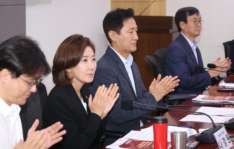 오세훈(오른쪽 두번째 부터) 서울시장과 나경원 국민의힘 의원이 지난 27일 오전 서울 여의도 국회 의원회관 간담회의실에서 열린 필리핀 가사관리사 임금 관련 세미나에서 박수를 치고 있다.  /뉴시스